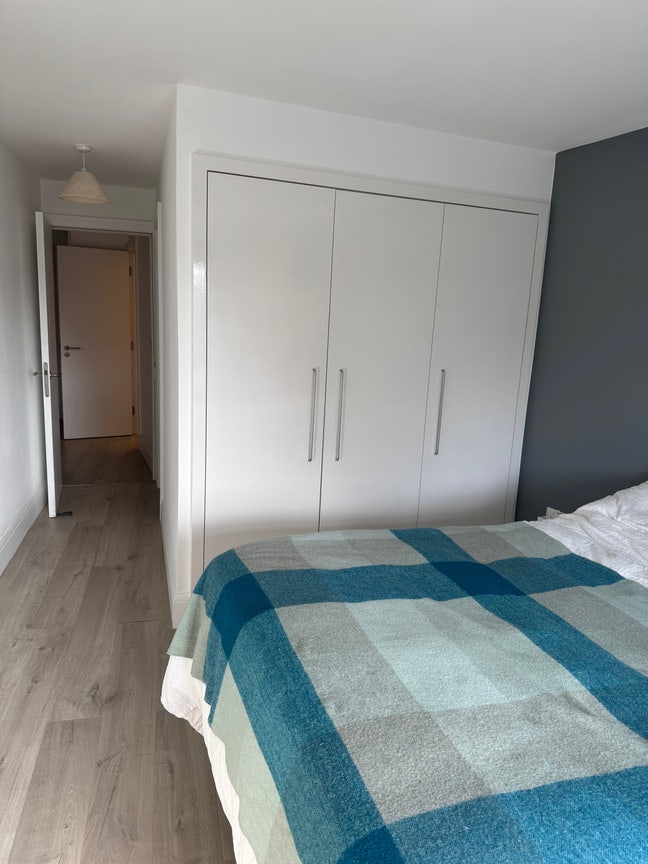 Great room newly decorated central location  Main Photo