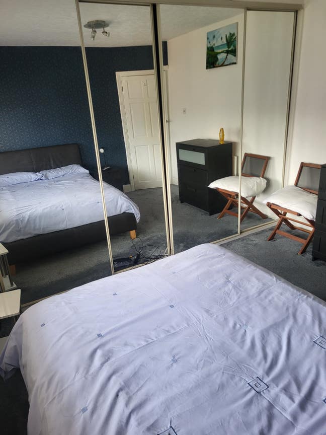 Double bedroom fully furnished in modern home. Main Photo