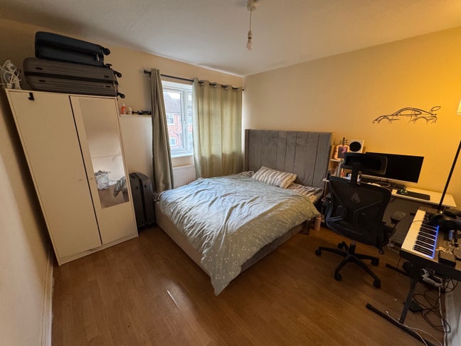 Spacious Double room close to Elizabeth line. Main Photo