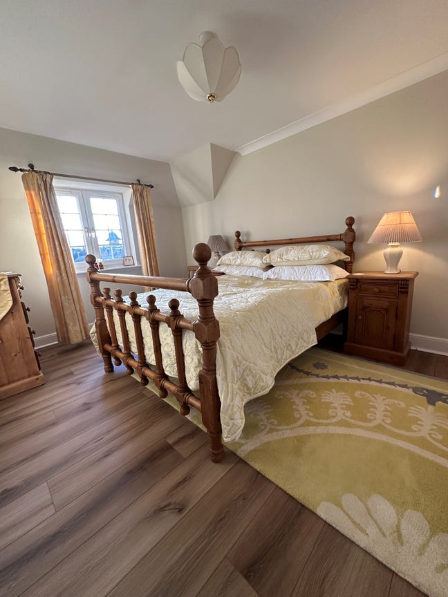 Charming Double Room in Greenbank Home (EH10) Main Photo