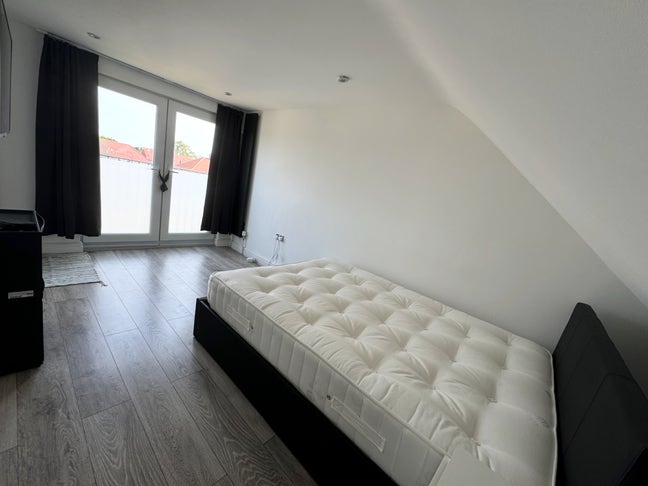 Beautiful Loft Ensuite Bedroom Main Photo