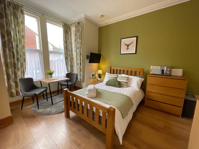 En-Suite Studio: Cradley Heath Main Photo