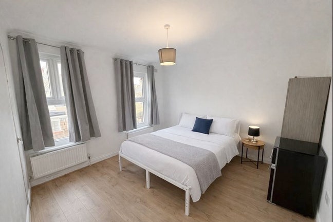 Spacious Bright Rooms in Stratford  Main Photo