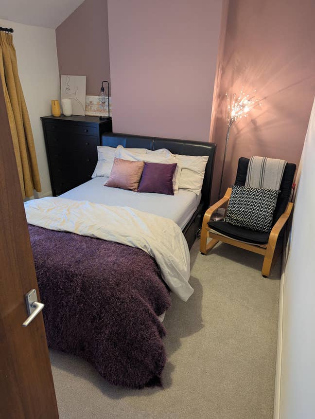 Double Bedroom in my own home Main Photo