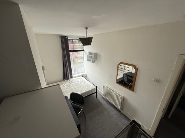 2 bedroom available in a 3 bedroom flat Main Photo