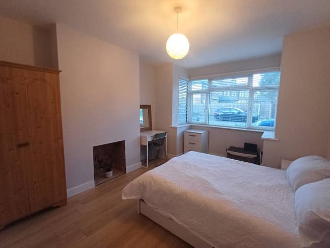 Double room in semi-detached 3 bed near surbiton Main Photo