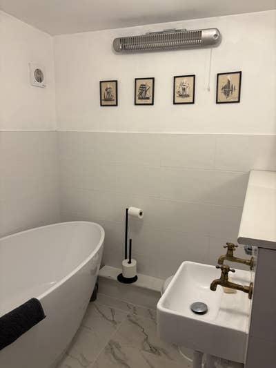 Double room with lots of space for short term let. Main Photo