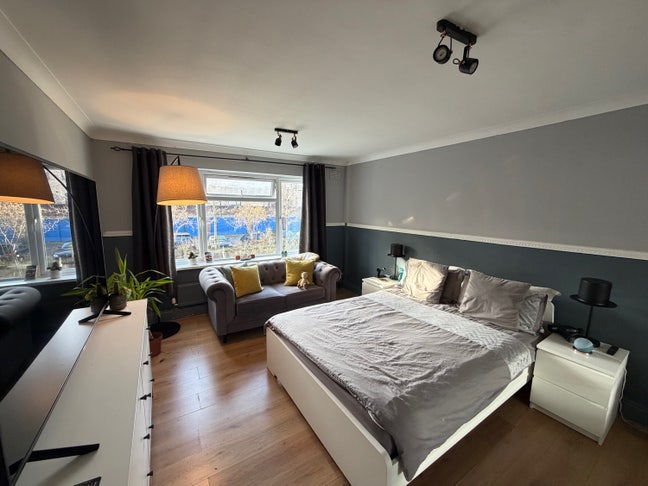 Large Room In A House With Garden, Weekly Cleaning Main Photo