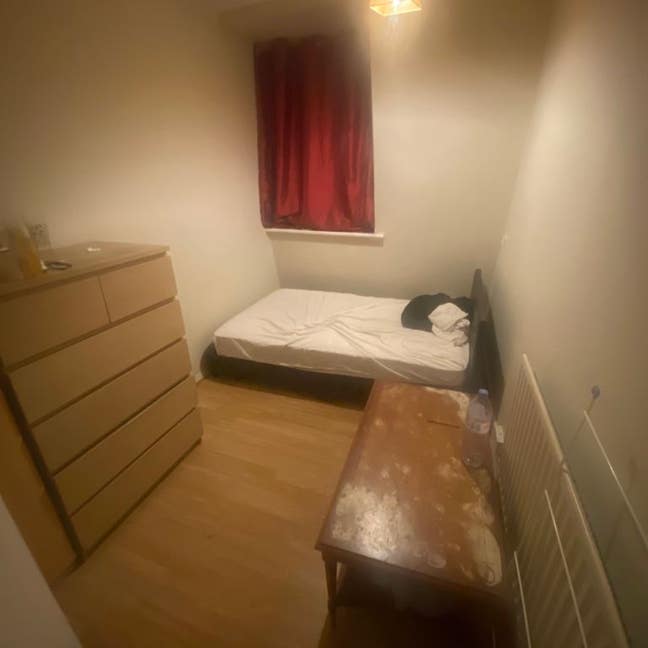 Double room is available for rent in SW14 7PU Main Photo
