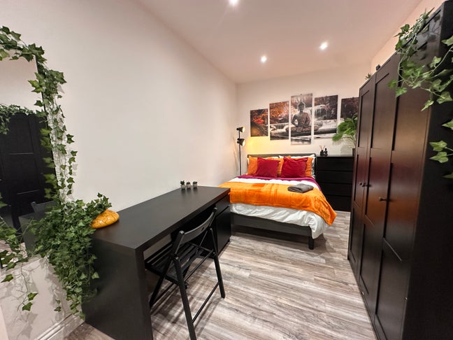 Double Bedroom with En-suite- All bills included  Main Photo