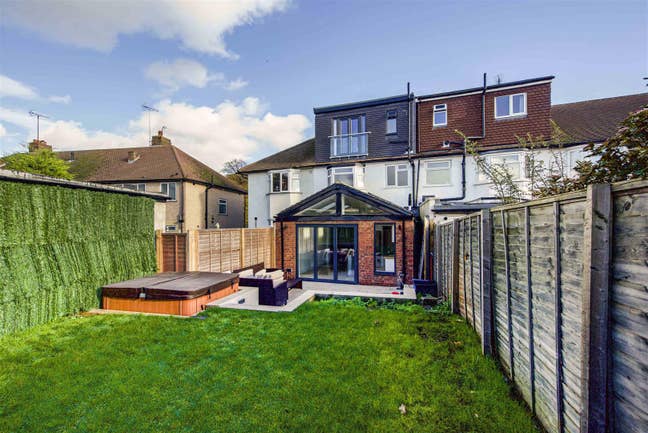 Double room, designer home, hot tub, games room L Main Photo