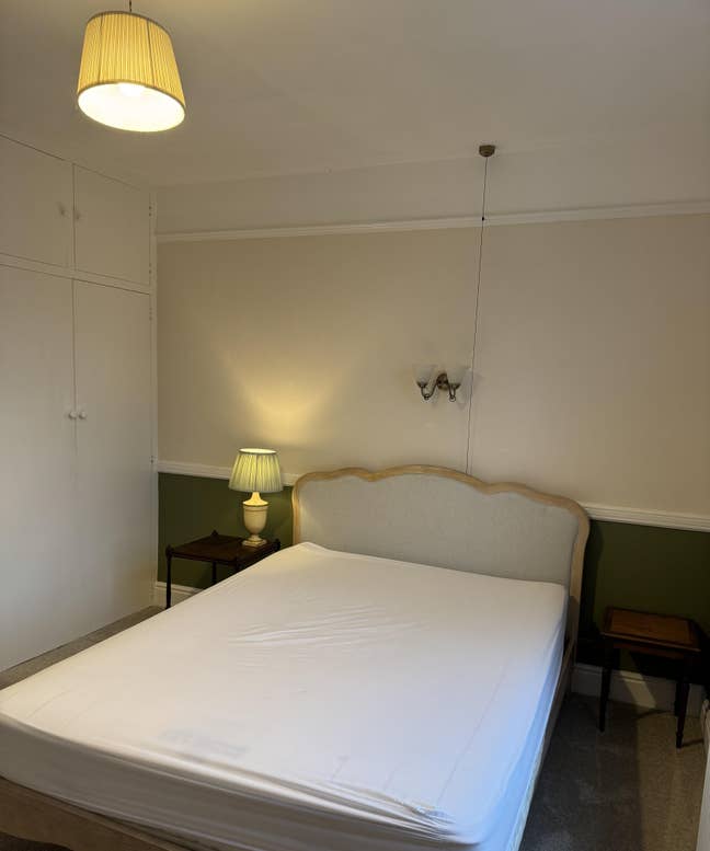 LARGE Double Bedroom in Historic Hampshire Village Main Photo