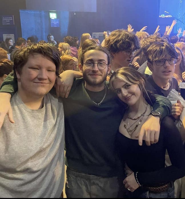 looking for a new room to live in  Main Photo