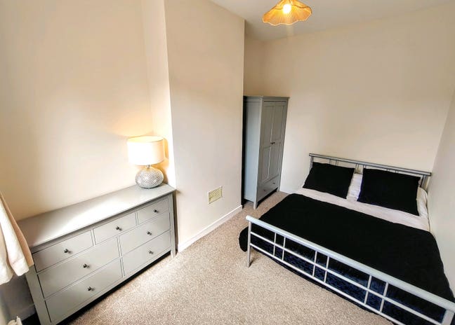 Houseshare- 3 considerate & friendly professionals Main Photo