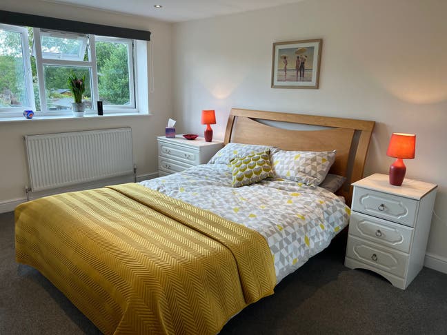 Bright, modern room in beautiful cottage  Main Photo