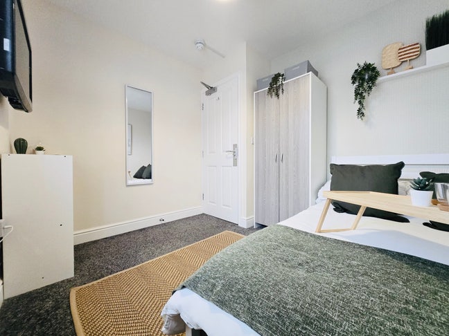 New! Luxury Double Room | Great Housemates! 🏡  Main Photo