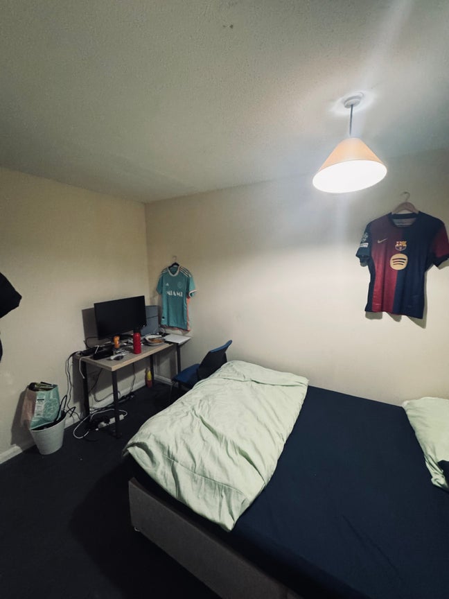 Room available immediately  Main Photo