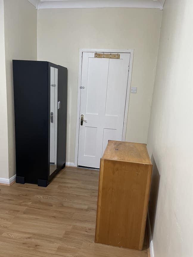 Double bedroom available in a clean house  Main Photo