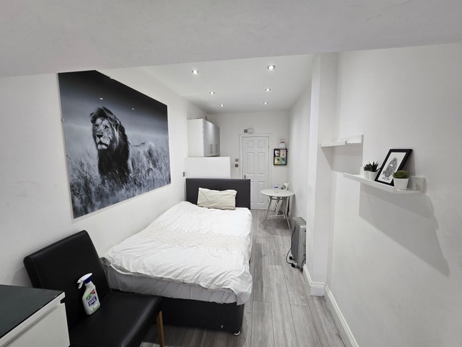 Stylish Studio Room All Bills included Main Photo