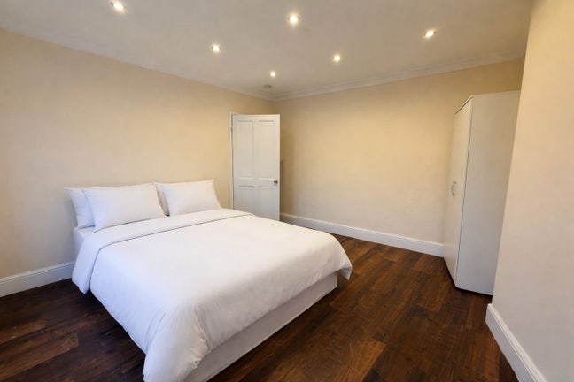 2 Singles & 3 Doubles in a Tidy Flat in Stanmore Main Photo