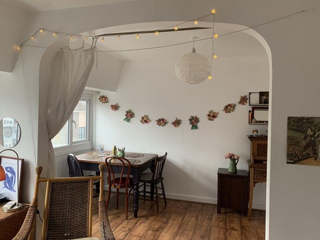 Bright single room in all-female house Main Photo