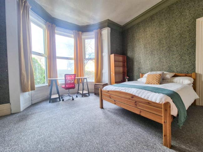 Huge Double Room - Newport Rd close to city centre Main Photo