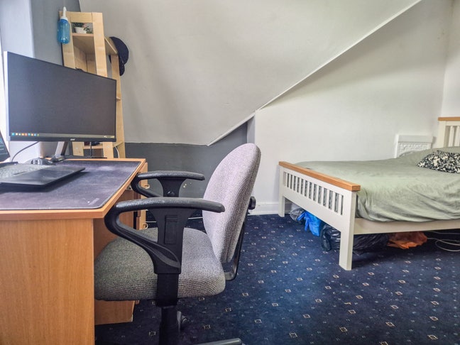 Spacious Room - All Bills Included - Claude Place Main Photo