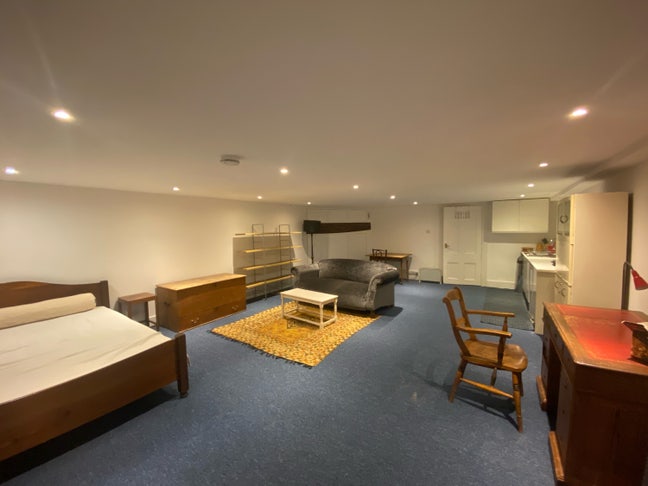 Spacious studio flat with own kitchen and bathroom Main Photo