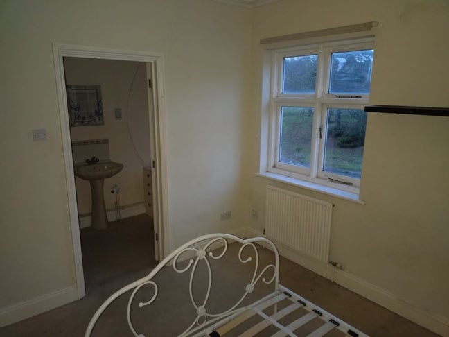 Medium sized upstairs en suite room  Main Photo