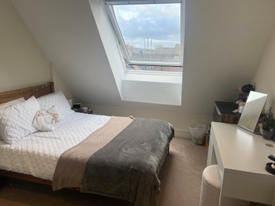 Bright Double Bedroom with Private Bathroom Main Photo