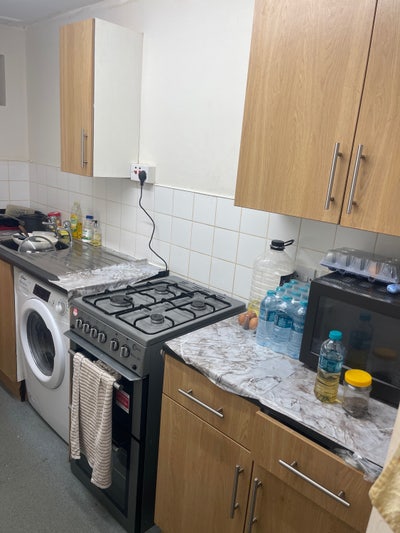 One double bed room available for rent  Main Photo