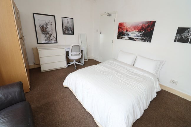 3 Large Rooms in Excellent East London Location  Main Photo