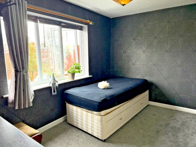  Furnished  Room, Car Park, inc.  Bills for  Woman Preferably Main Photo