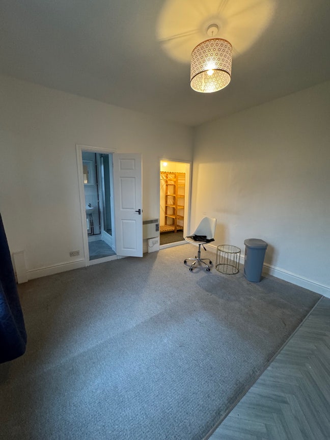 Modern Self-Contained Flat – Prime Location! Main Photo