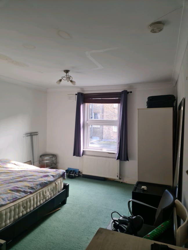 Bright  double room near Queen’s Park Station  Main Photo