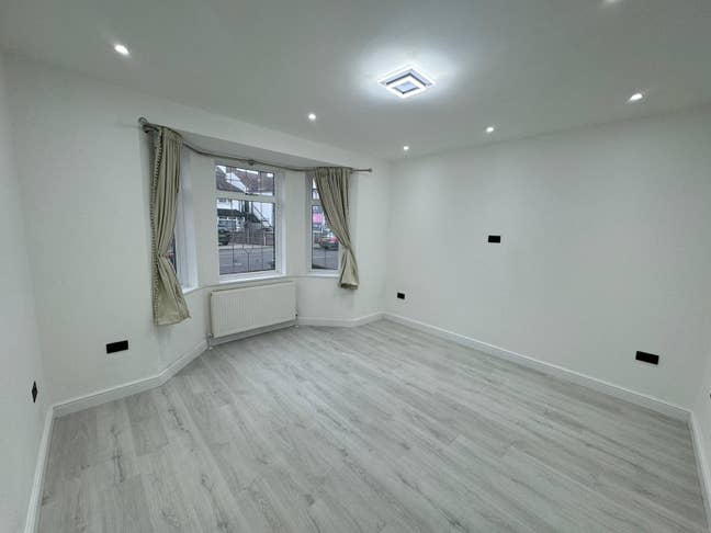 Three Bedroom Semi Detached house in Cheam Sutton Main Photo