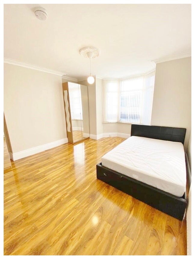 Studio Flat  Main Photo