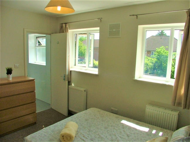 Spacious En-Suite in Stunning House Main Photo