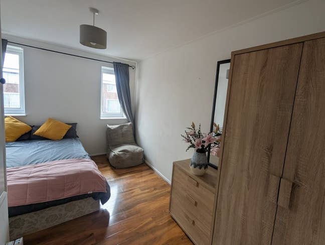 Looking for female to share with another female Main Photo