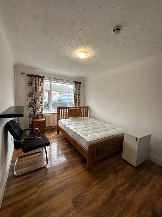 Room to rent available  Main Photo