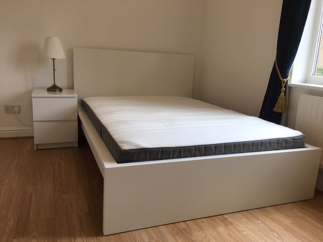 En-suite double room - E14 Main Photo