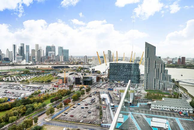 Amazing views of O2 and Canary Wharf Main Photo