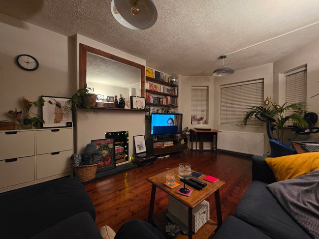 Double room in homey SW18 flat for short-term let Main Photo