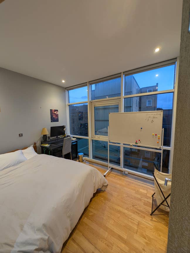 Modern G3 Room + Private Bath & Parking Main Photo