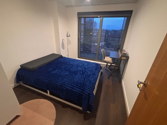 Double Room in modern flat  Main Photo