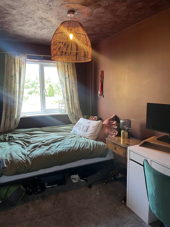 Cosy double room in riverside flat Main Photo