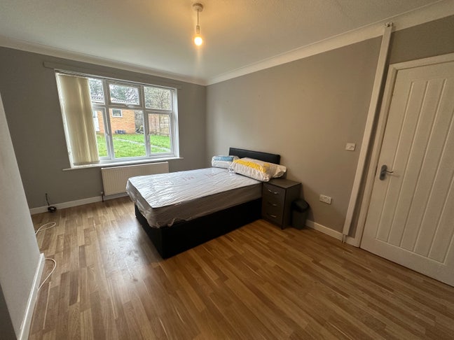 Double rooms available in B32 Benefits accepted Main Photo
