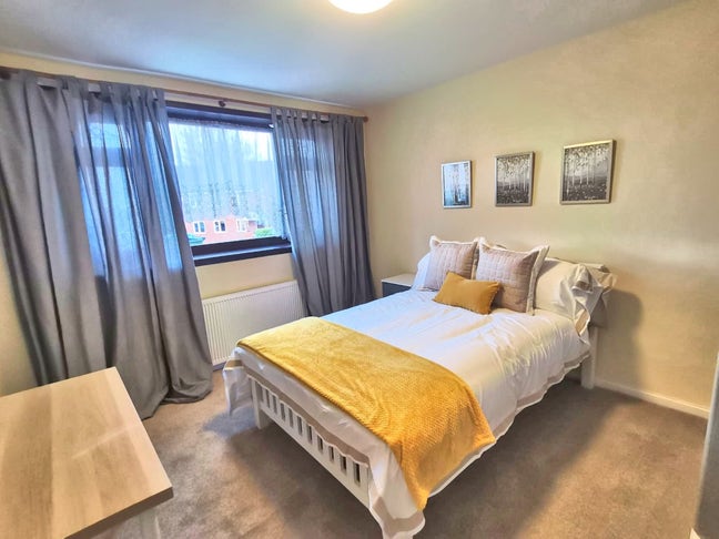 ** Large en suite in 3 Bed House -No Bills To Pay Main Photo