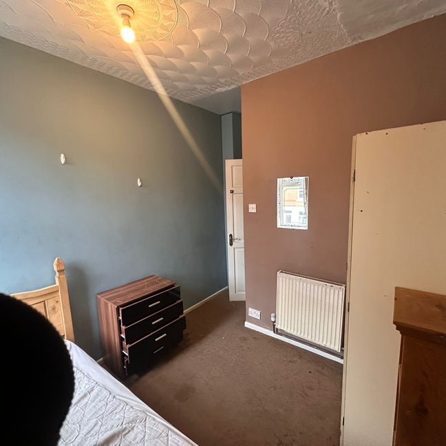 Small room with single bed  Main Photo