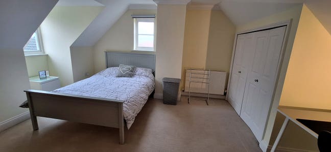 CLOSE TO JPH -Very large double room - female only Main Photo